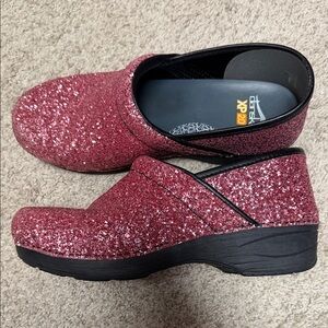 Dansko XP 2.0 Women's Pink Glitter Clogs